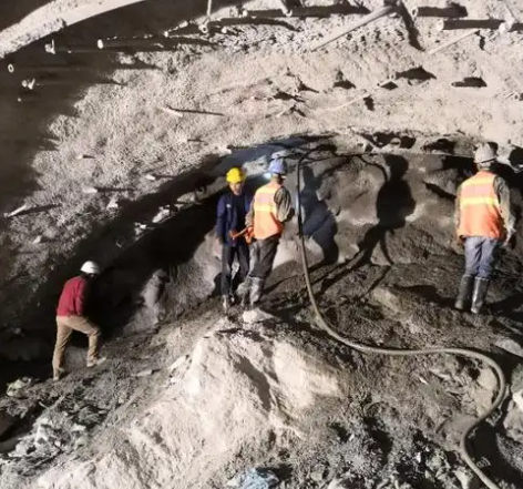 镇远隧道拱顶带模注浆料，微膨胀注浆料的特点及施工工艺